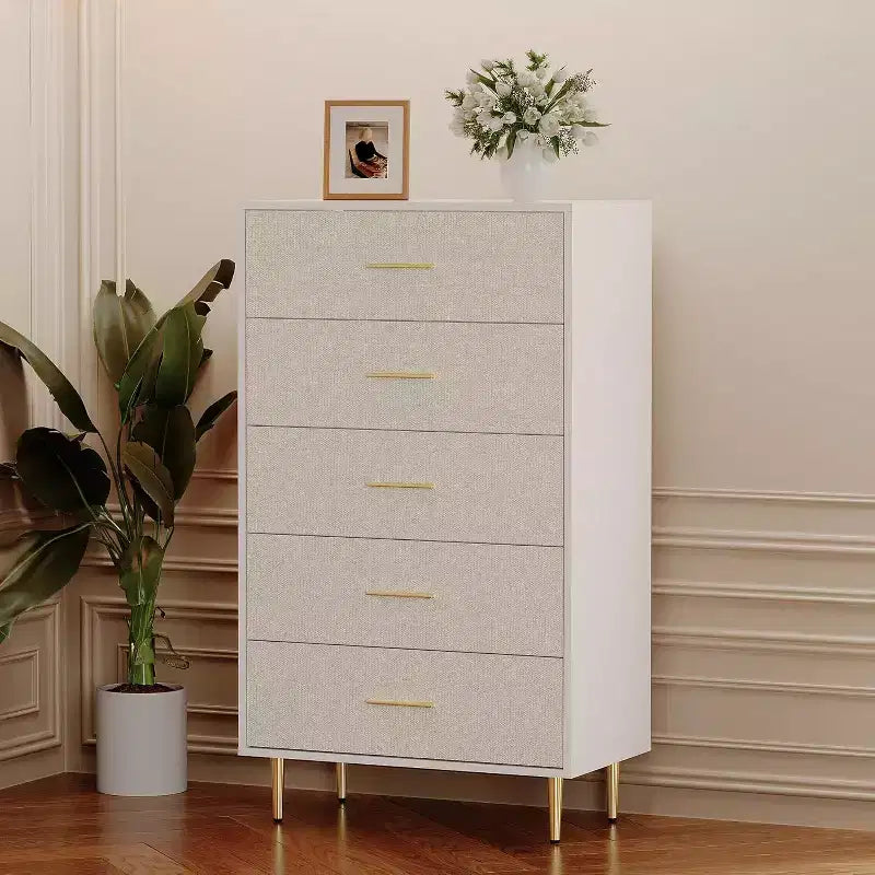 Commode blanche à 5 tiroirs, chiffonnier haut et étroit, commode étroite en bois avec poignées et pieds en métal doré, meuble de rangement moderne avec tiroirs.