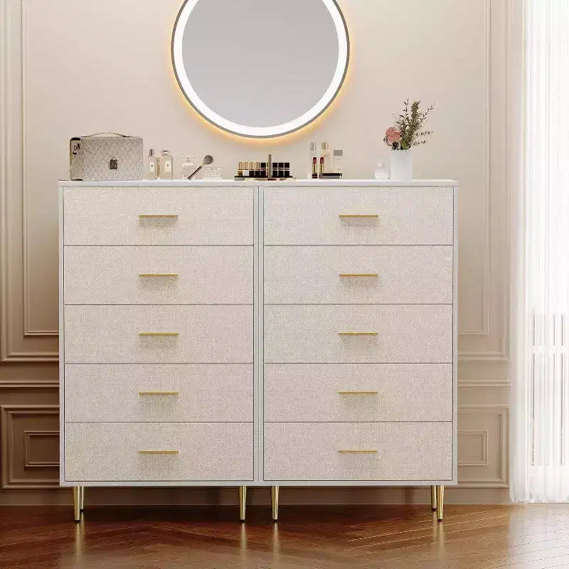Commode blanche à 5 tiroirs, chiffonnier haut et étroit, commode étroite en bois avec poignées et pieds en métal doré, meuble de rangement moderne avec tiroirs.