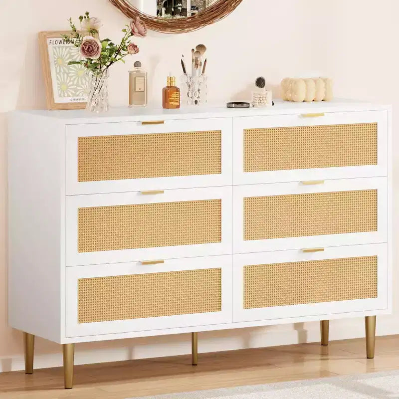 Commode à six tiroirs en rotin naturel pour chambre à coucher avec pieds et poignées dorés
