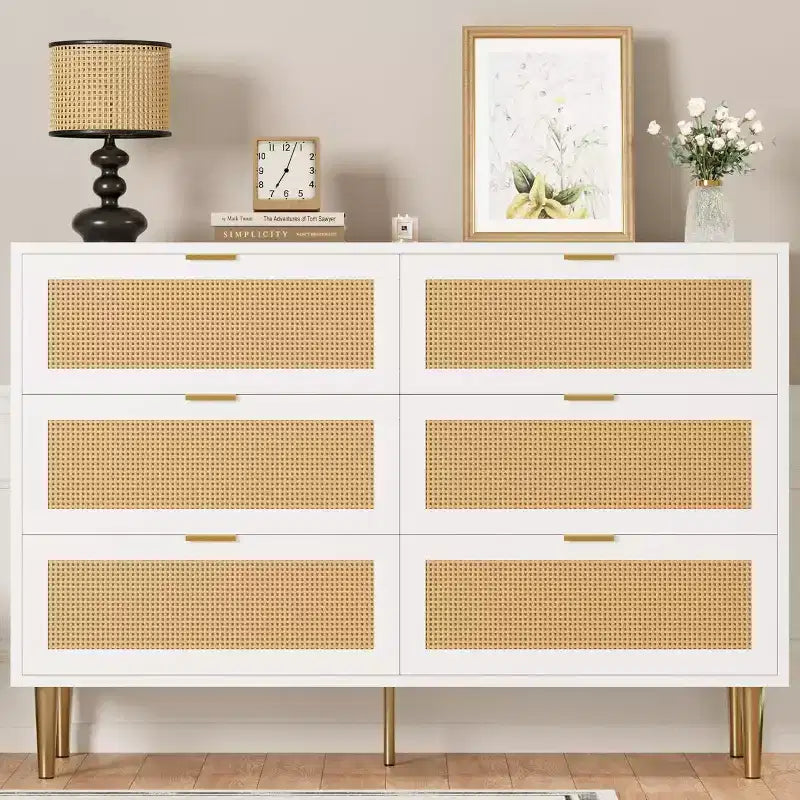 Commode à six tiroirs en rotin naturel pour chambre à coucher avec pieds et poignées dorés