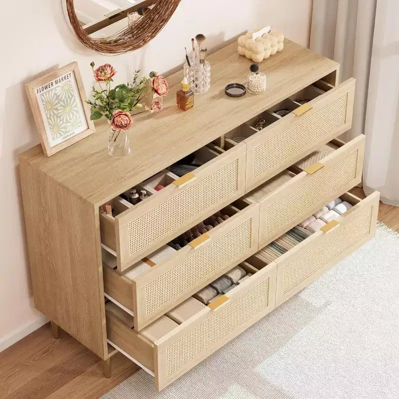 Commode à six tiroirs en rotin naturel pour chambre à coucher avec pieds et poignées dorés