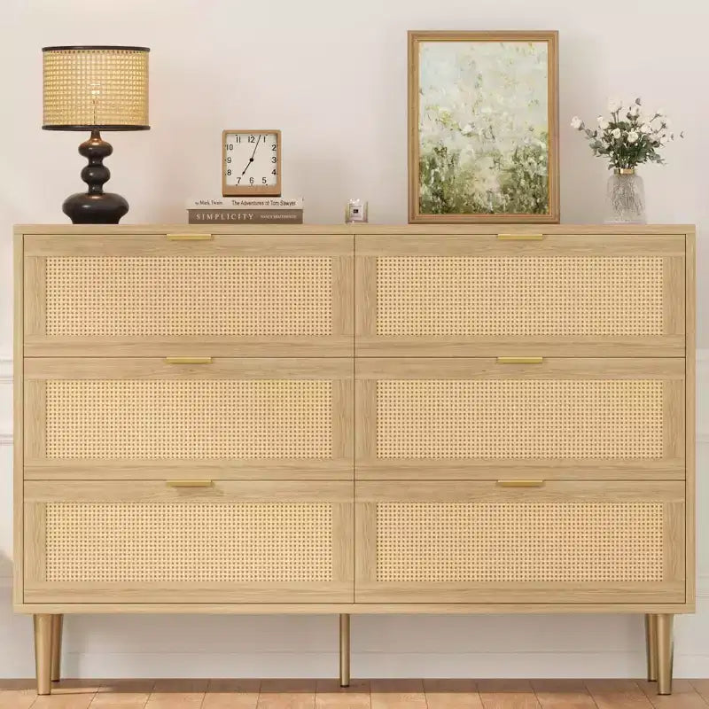Commode à six tiroirs en rotin naturel pour chambre à coucher avec pieds et poignées dorés