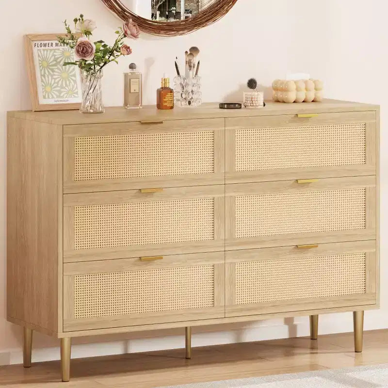 Commode à six tiroirs en rotin naturel pour chambre à coucher avec pieds et poignées dorés