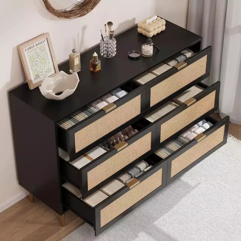 Commode à six tiroirs en rotin naturel pour chambre à coucher avec pieds et poignées dorés