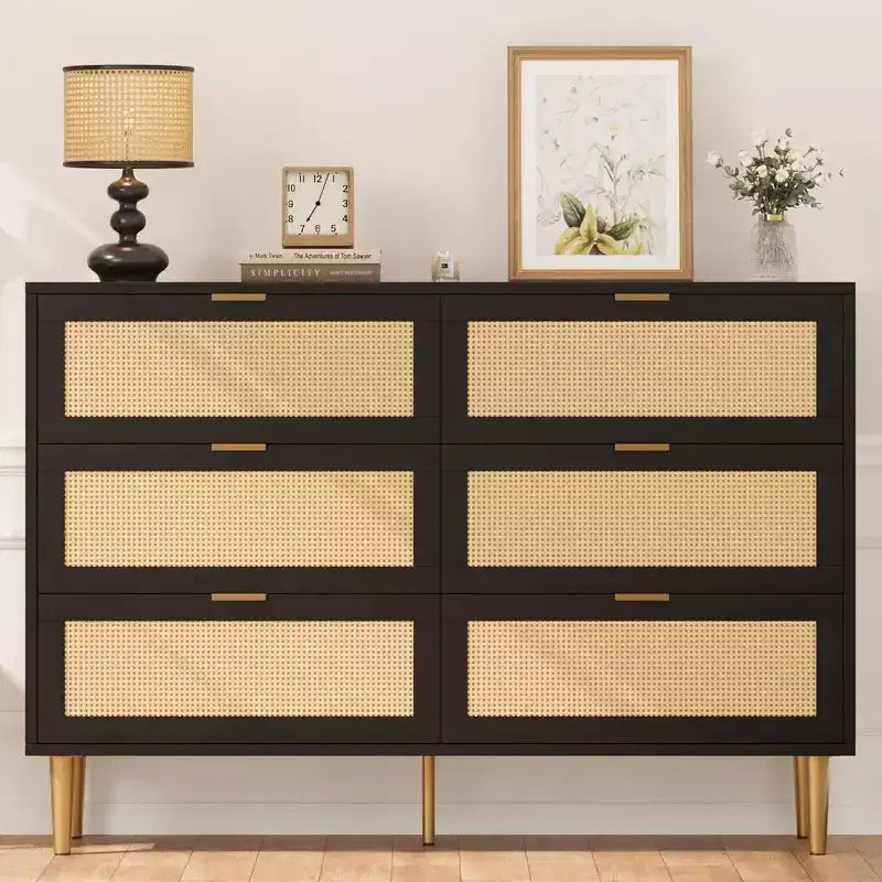Commode à six tiroirs en rotin naturel pour chambre à coucher avec pieds et poignées dorés