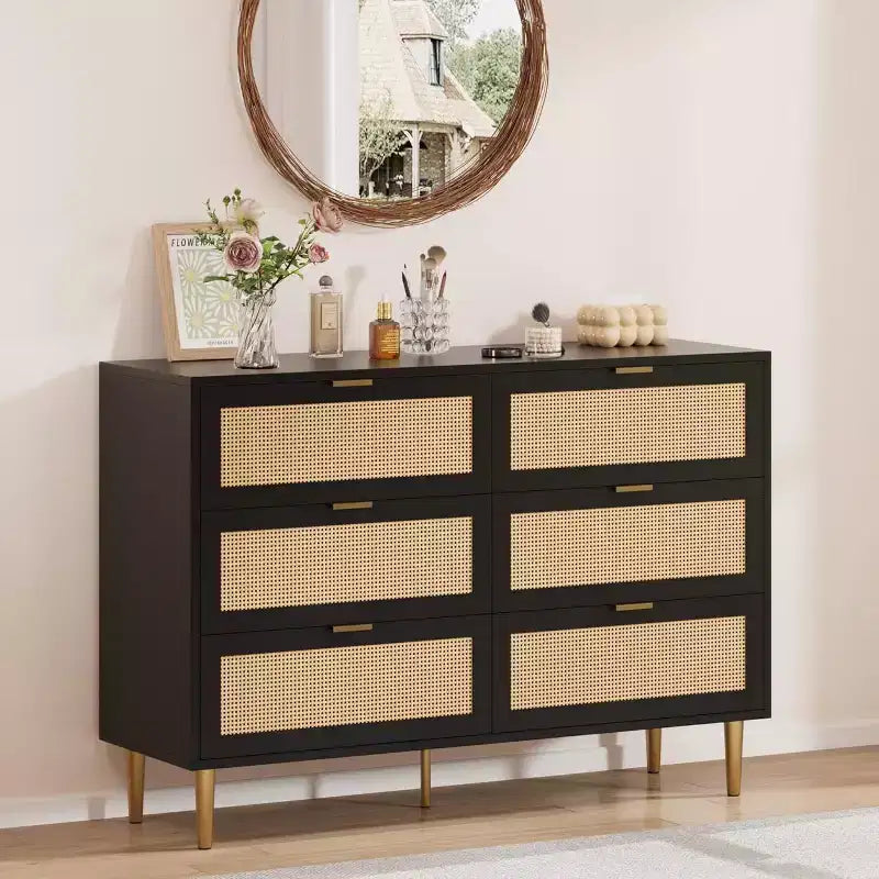 Commode à six tiroirs en rotin naturel pour chambre à coucher avec pieds et poignées dorés