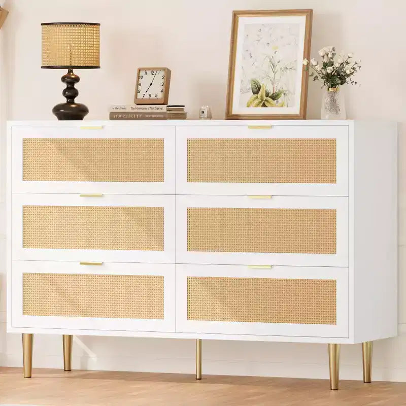 Commode à six tiroirs en rotin naturel pour chambre à coucher avec pieds et poignées dorés