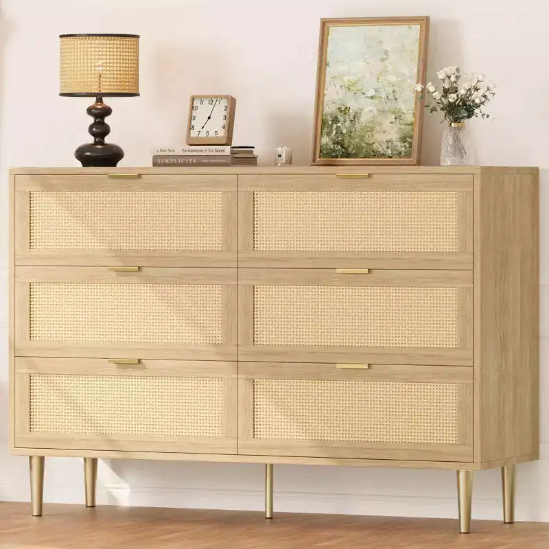 Commode à six tiroirs en rotin naturel pour chambre à coucher avec pieds et poignées dorés