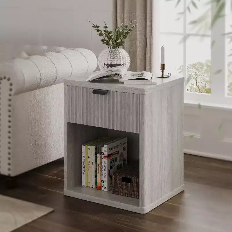 Table de chevet cannelée, Grande table de chevet pour chambre à coucher, Table de nuit moderne avec tiroir de rangement, Table d'appoint en bois de style Mid-Century pour canapé