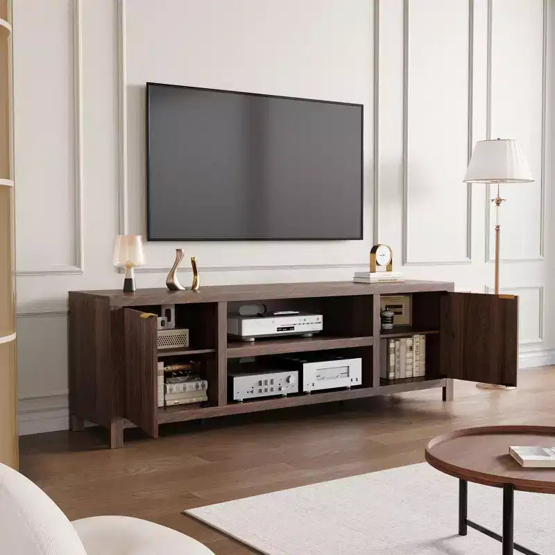 Meuble TV cannelé pour 80 pouces, Meuble TV moderne avec rangement, Console multimédia en bois avec porte et poignée cannelées