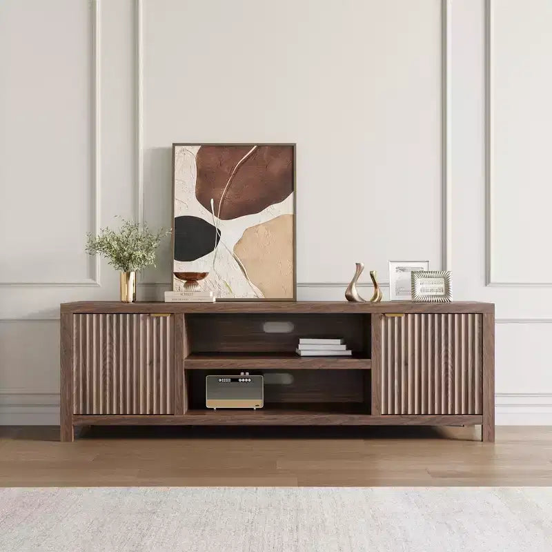 Meuble TV cannelé pour 80 pouces, Meuble TV moderne avec rangement, Console multimédia en bois avec porte et poignée cannelées