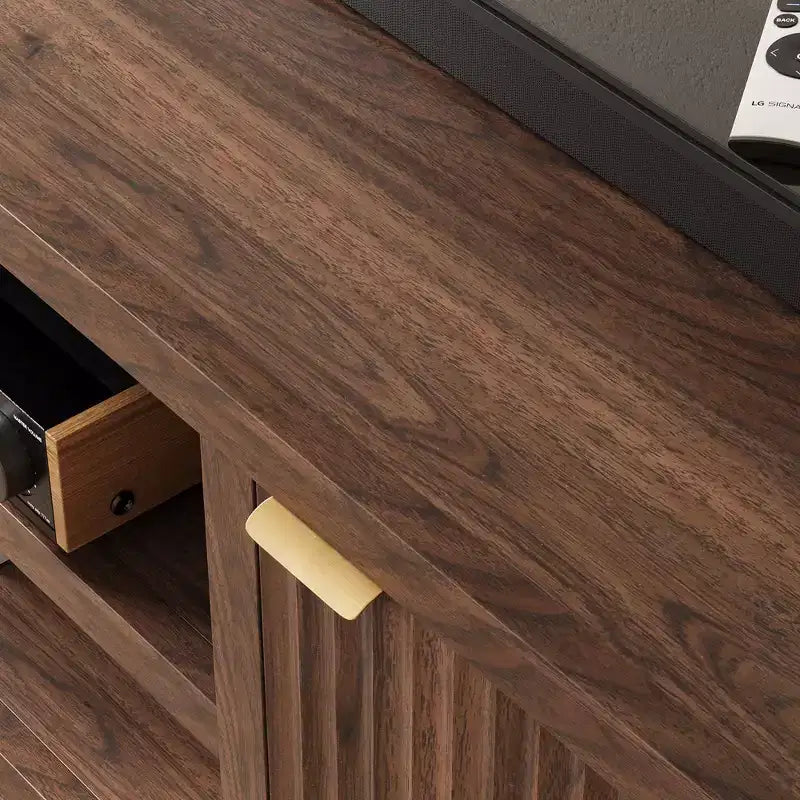 Meuble TV cannelé pour 80 pouces, Meuble TV moderne avec rangement, Console multimédia en bois avec porte et poignée cannelées
