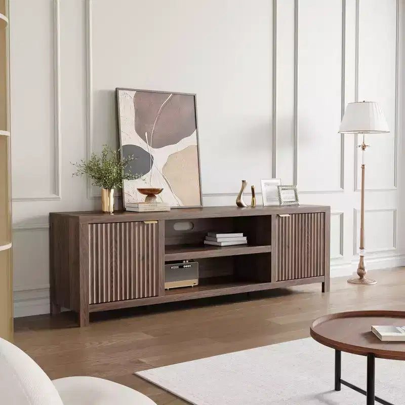 Meuble TV cannelé pour 80 pouces, Meuble TV moderne avec rangement, Console multimédia en bois avec porte et poignée cannelées
