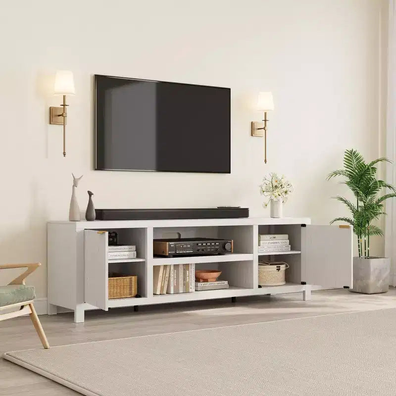 Meuble TV cannelé pour 80 pouces, Meuble TV moderne avec rangement, Console multimédia en bois avec porte et poignée cannelées