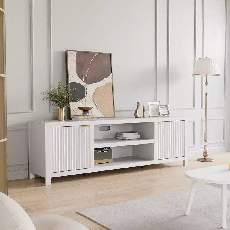 Meuble TV cannelé pour 80 pouces, Meuble TV moderne avec rangement, Console multimédia en bois avec porte et poignée cannelées