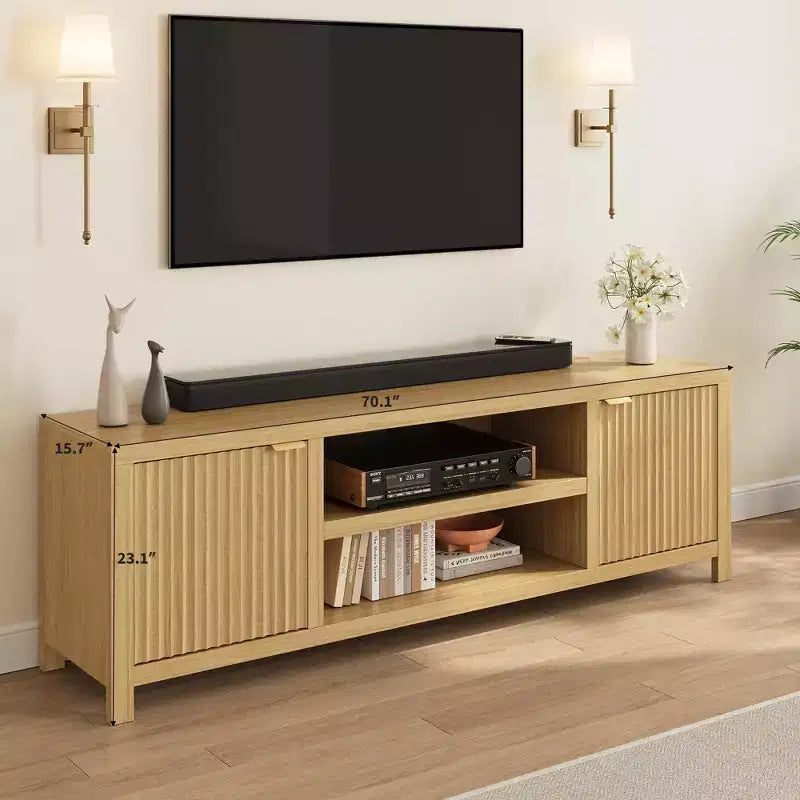 Meuble TV cannelé pour 80 pouces, Meuble TV moderne avec rangement, Console multimédia en bois avec porte et poignée cannelées