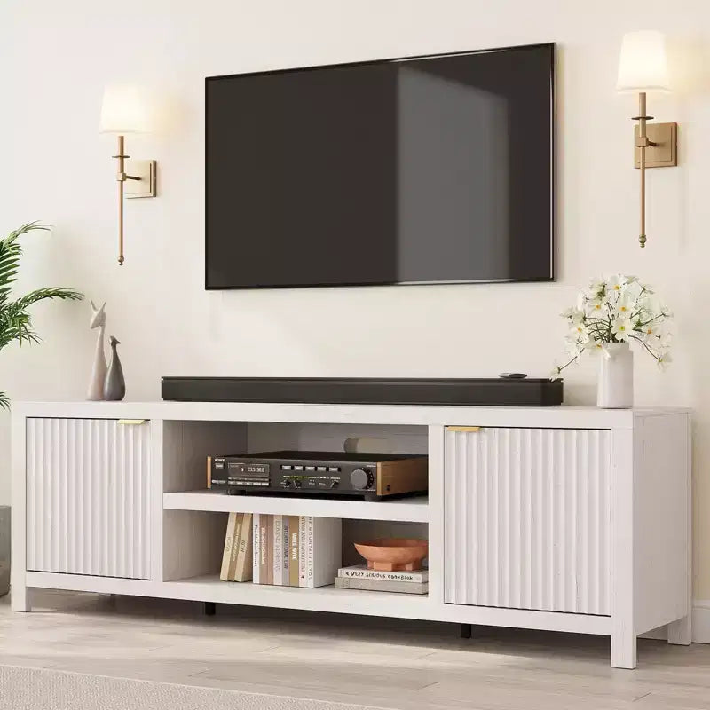 Meuble TV cannelé pour 80 pouces, Meuble TV moderne avec rangement, Console multimédia en bois avec porte et poignée cannelées