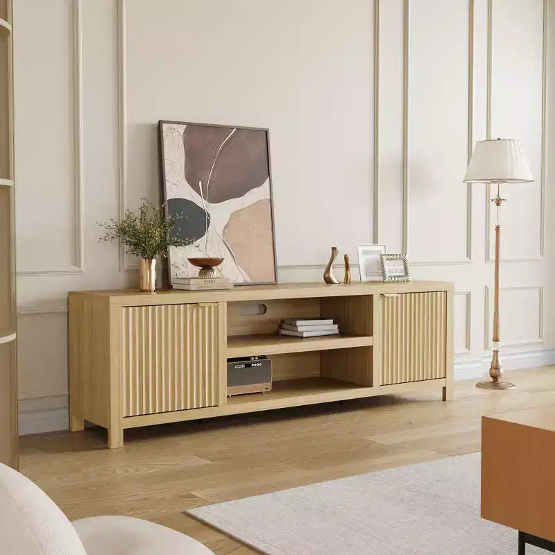 Meuble TV cannelé pour 80 pouces, Meuble TV moderne avec rangement, Console multimédia en bois avec porte et poignée cannelées