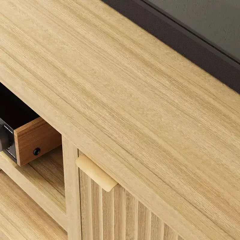 Meuble TV cannelé pour 80 pouces, Meuble TV moderne avec rangement, Console multimédia en bois avec porte et poignée cannelées