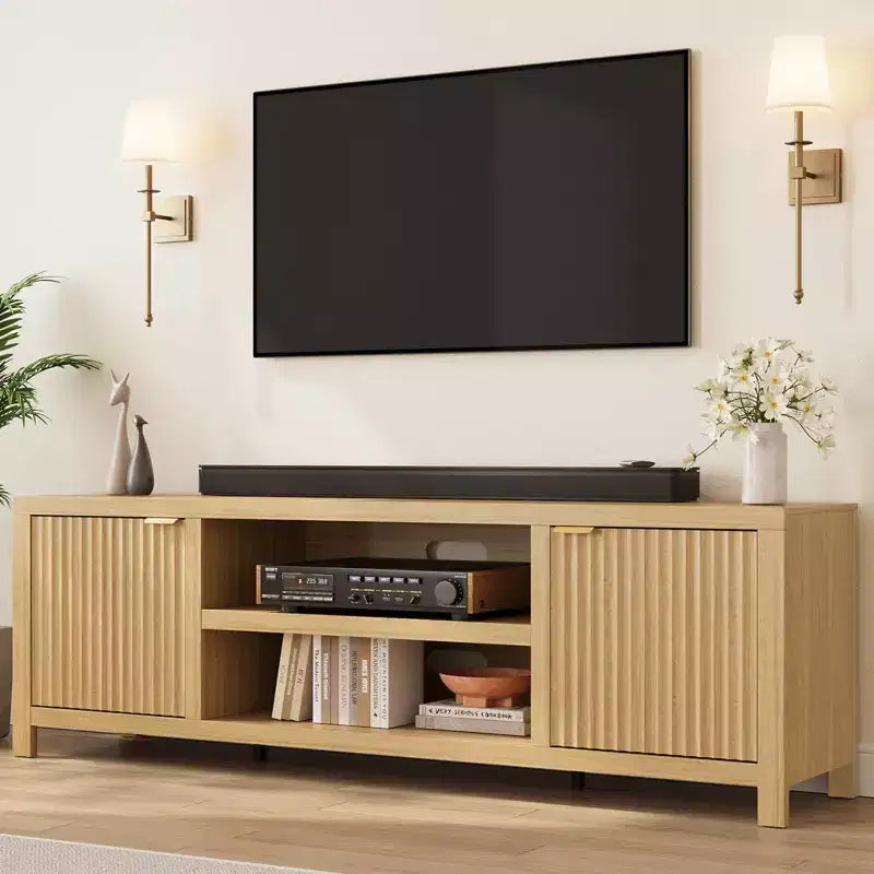 Meuble TV cannelé pour 80 pouces, Meuble TV moderne avec rangement, Console multimédia en bois avec porte et poignée cannelées