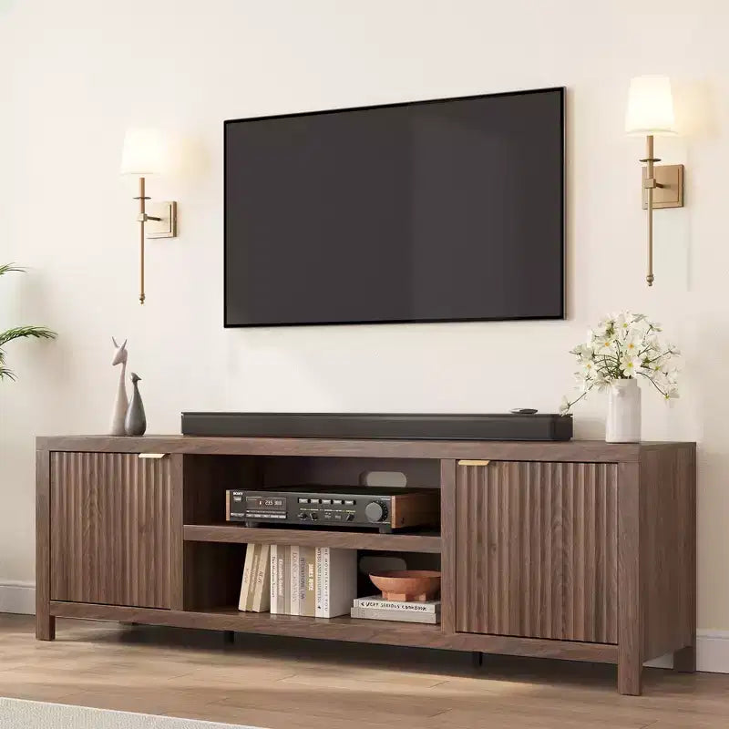 Meuble TV cannelé pour 80 pouces, Meuble TV moderne avec rangement, Console multimédia en bois avec porte et poignée cannelées