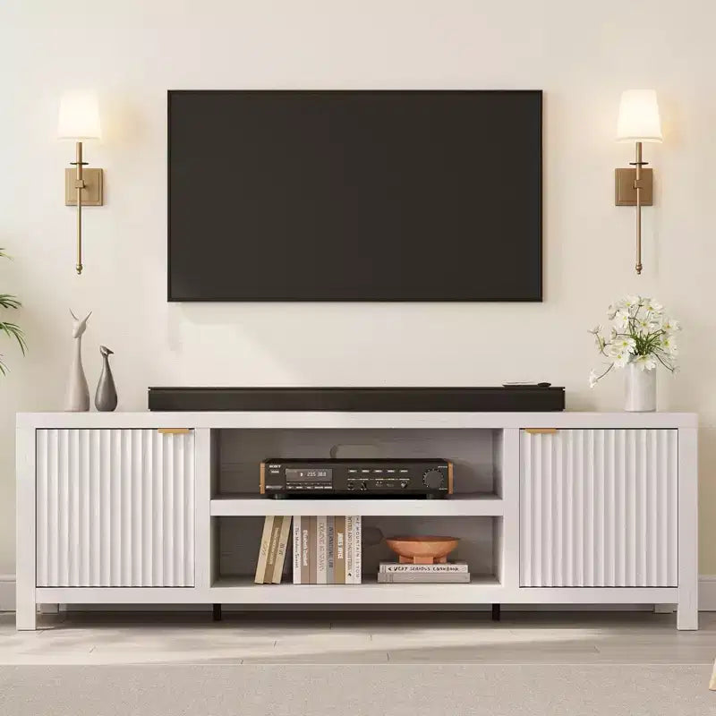 Meuble TV cannelé pour 80 pouces, Meuble TV moderne avec rangement, Console multimédia en bois avec porte et poignée cannelées