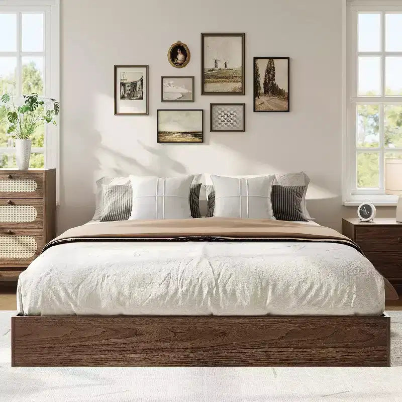 Lit plateforme en bois massif avec lattes en bois robustes, design minimaliste au sol, finition noyer, sans sommier tapissier requis