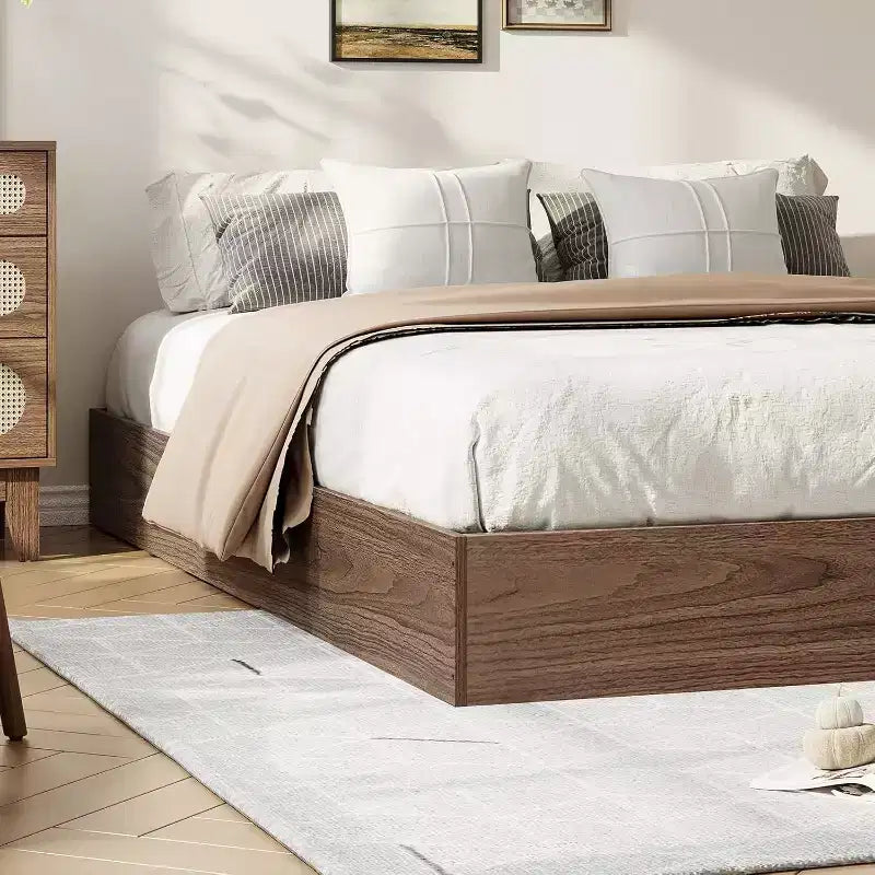Lit plateforme en bois massif avec lattes en bois robustes, design minimaliste au sol, finition noyer, sans sommier tapissier requis