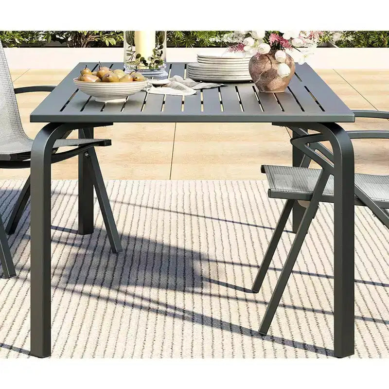 Table de salle à manger d'extérieur moderne 71 avec trou pour parasol, conception résistante aux intempéries et à la rouille pour les restaurants, les arrière-cours, les bords de piscine